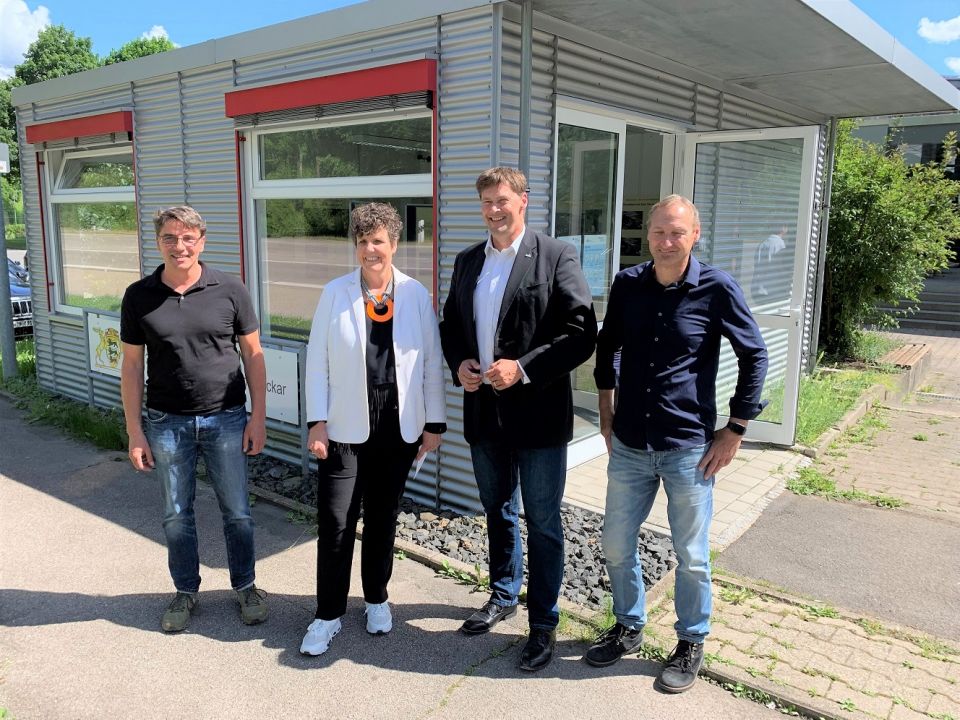 Jörg Pfeifle, Regierungspräsidentin Sylvia M. Felder, OB Peter Rosenberger und Rainer Gumz bei der Eröffnung des Infocontainers