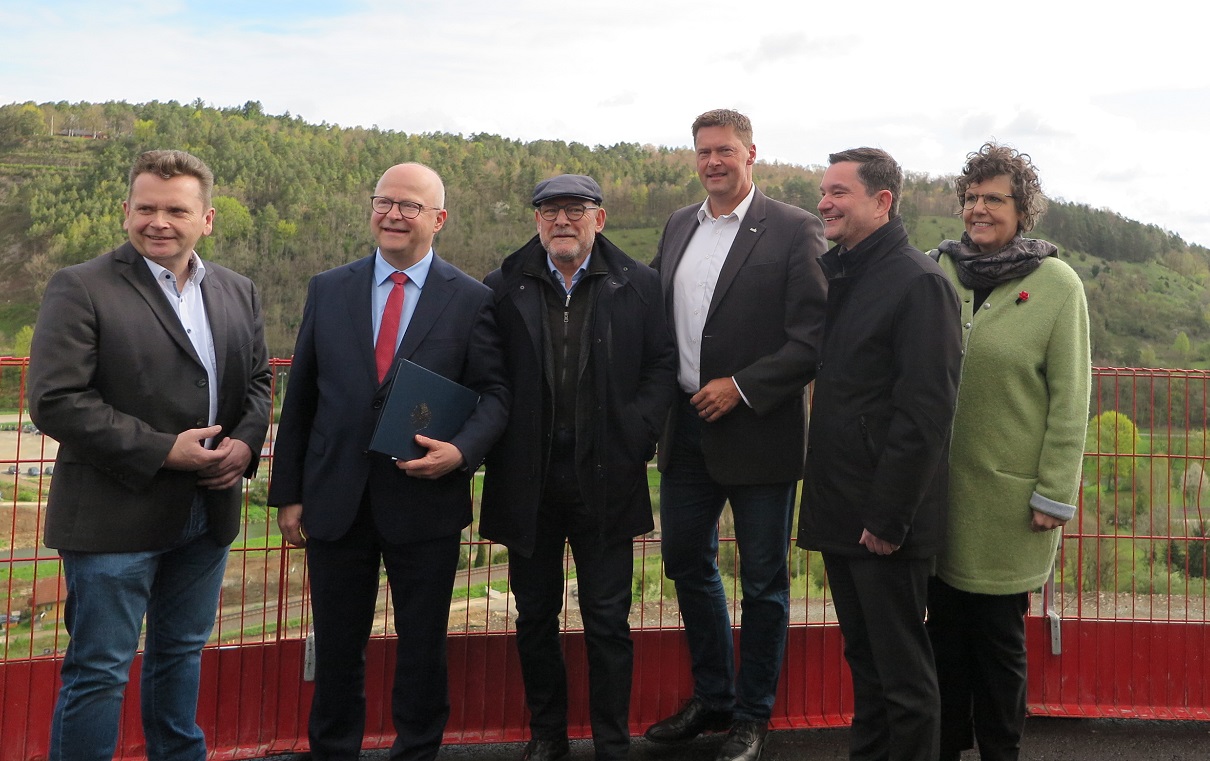 Politische Akteure feiern die Grundsteinlegung an der Hochbrücke Horb