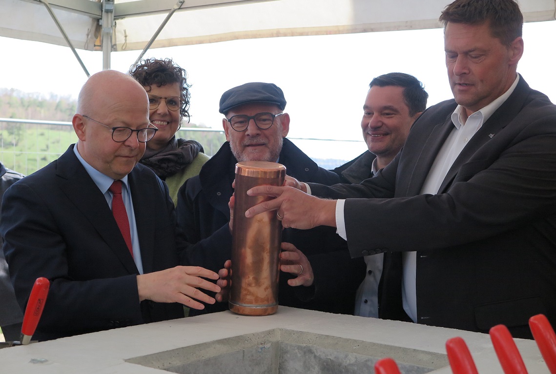 Parlamentarischer StS Theurer, RPin Felderm Min Hermann, MdB Mack und OB Rosenberger mit Zeitkapsel